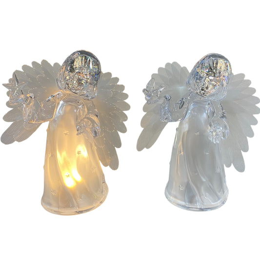 Zwei transparente Acryl-Engelfiguren mit Flügeln, eine Figur leuchtet warm von innen, die andere ist unbeleuchtet.
