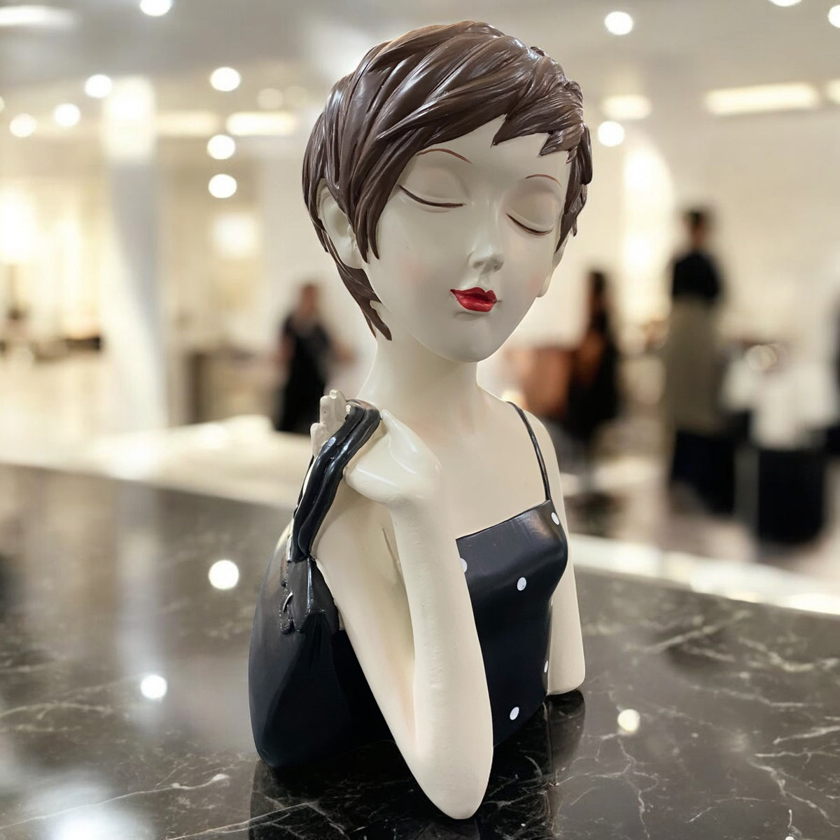 Formano Deko-Figur Frau in schwarzem Kleid mit Punkten und Handtasche, dekorativ präsentiert im modernen Wohnambiente.