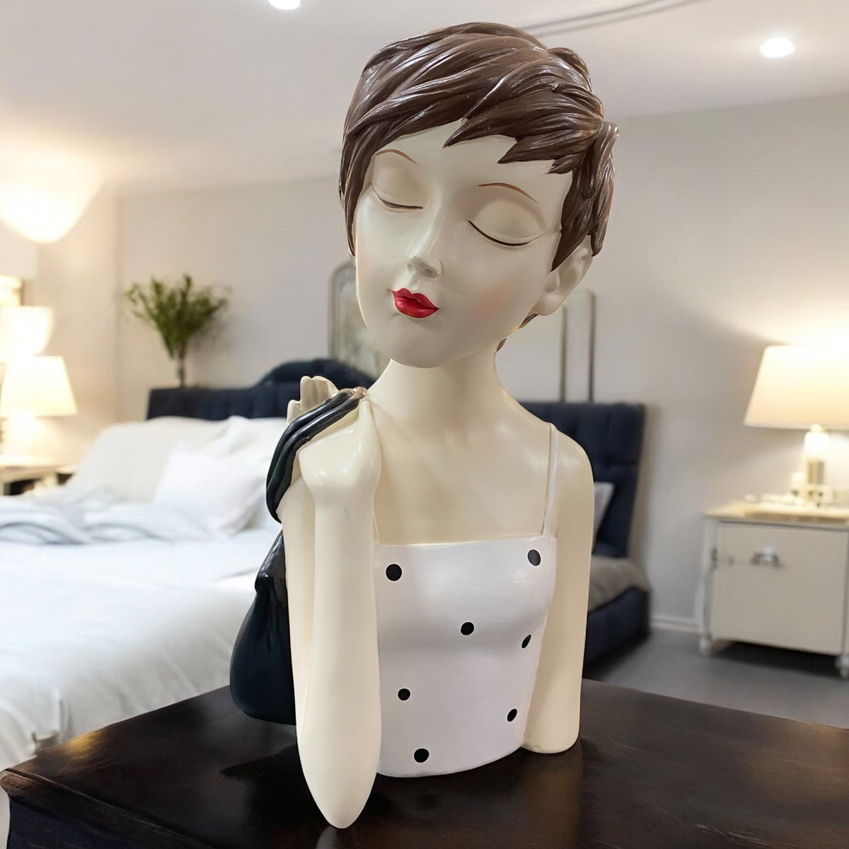 Formano Deko-Büste Frau in weißem Kleid mit schwarzen Punkten, elegante Wohnraumdekoration auf Kommode im Schlafzimmer.