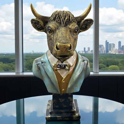 Formano Deko-Büste Rind in Blau-Gold mit Fliege, kunstvoll auf Tisch vor Panoramafenster dekoriert.