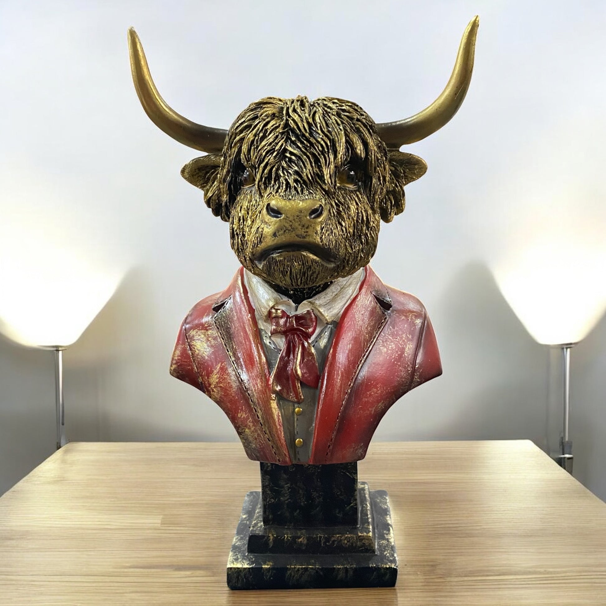 Formano Deko-Büste Rind in Rot-Gold mit Schleife, elegant auf Tisch im modernen Lichtambiente präsentiert.