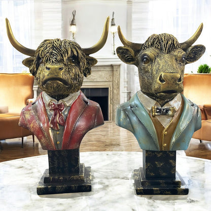 Zwei Formano Rinder-Büsten mit Anzug in Rot und Blau, edel dekoriert im stilvollen Wohnambiente.