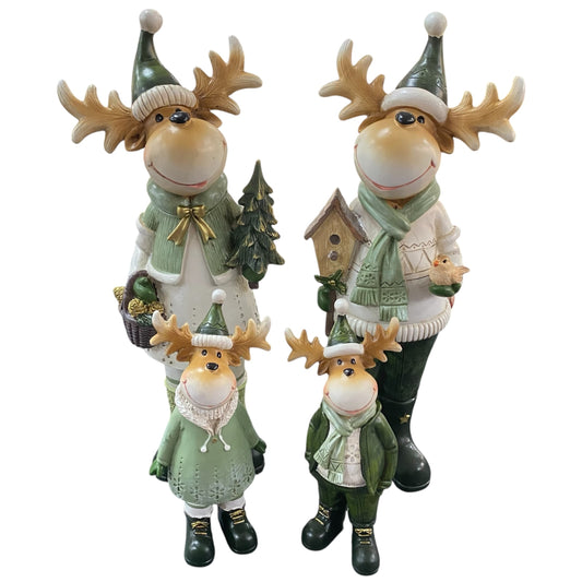 Vier weihnachtliche Elchfiguren mit Geweih und grüner Kleidung, bestehend aus zwei großen und zwei kleineren Figuren im Familien-Set