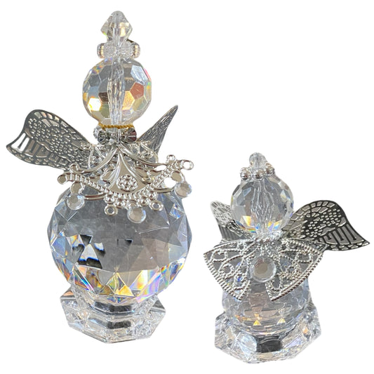 Zwei gläserne Deko-Engelfiguren mit facettiertem Körper und silberfarbenen Flügeln sowie filigranen Verzierungen in unterschiedlichen Größen