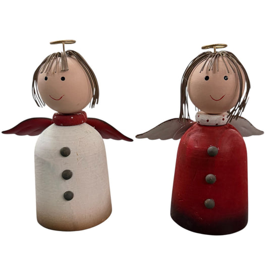 Zwei Dekofiguren in Form von Engeln mit roten und weißen Körpern, beigen Gesichtern und braunen Haaren aus Metall, dargestellt vor weißem Hintergrund.