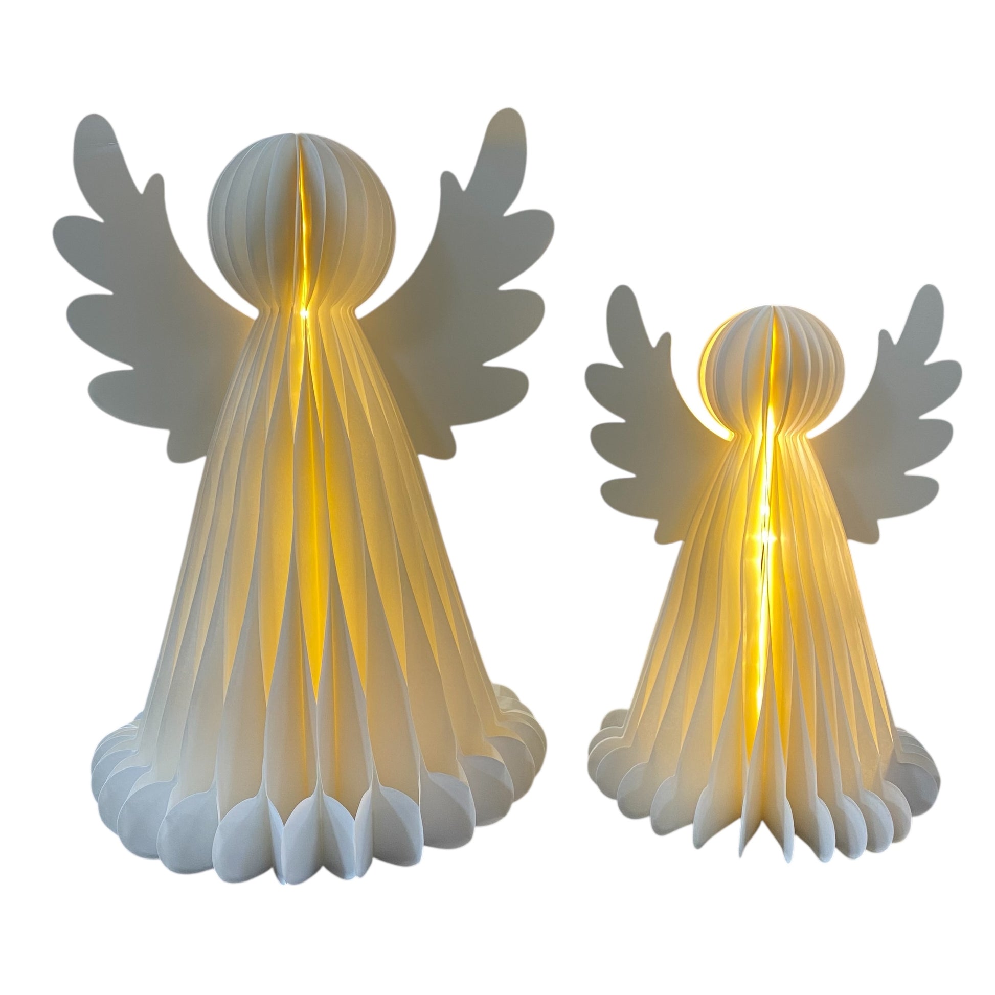 Zwei weiße Papier-Engelfiguren mit Flügeln und LED-Beleuchtung in unterschiedlichen Größen, die warm von innen leuchten.