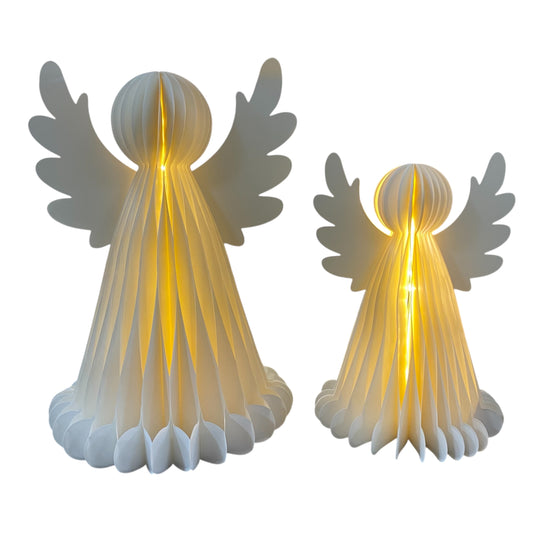 Zwei weiße Papier-Engelfiguren mit Flügeln und LED-Beleuchtung in unterschiedlichen Größen, die warm von innen leuchten.