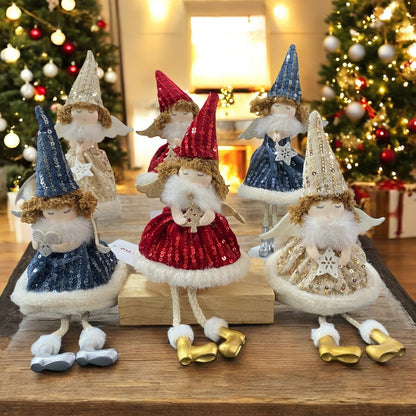 Sechs Stoff-Engelfiguren mit glitzernden Kleidern und spitzen Mützen in den Farben Gold, Rot und Blau, teils sitzend, teils stehend, mit kleinen Flügeln und goldenen oder silbernen Schuhen im Ambiente