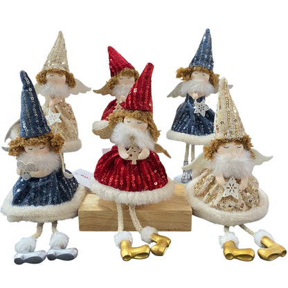 Sechs Stoff-Engelfiguren mit glitzernden Kleidern und spitzen Mützen in den Farben Gold, Rot und Blau, teils sitzend, teils stehend, mit kleinen Flügeln und goldenen oder silbernen Schuhen.