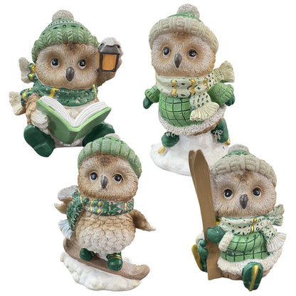 Vier winterliche Deko-Eulen mit Mütze und Schal, jeweils mit Buch, Ski, Snowboard oder Schlittschuhen auf Schnee.