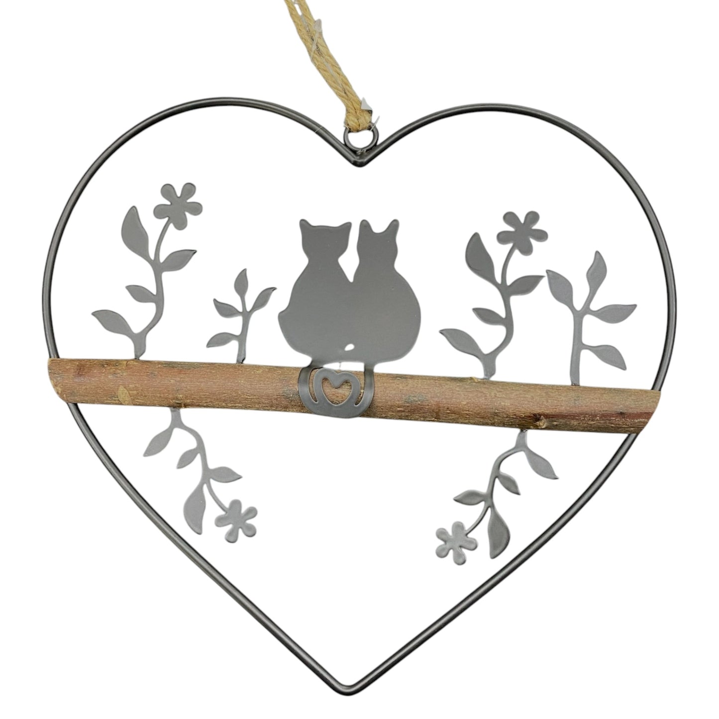 Ein Dekohänger aus einem Metall-Herz mit Katzenpaar und Holzstange als Fensterdekoration zum Aufhängen vor weißem Hintergrund.