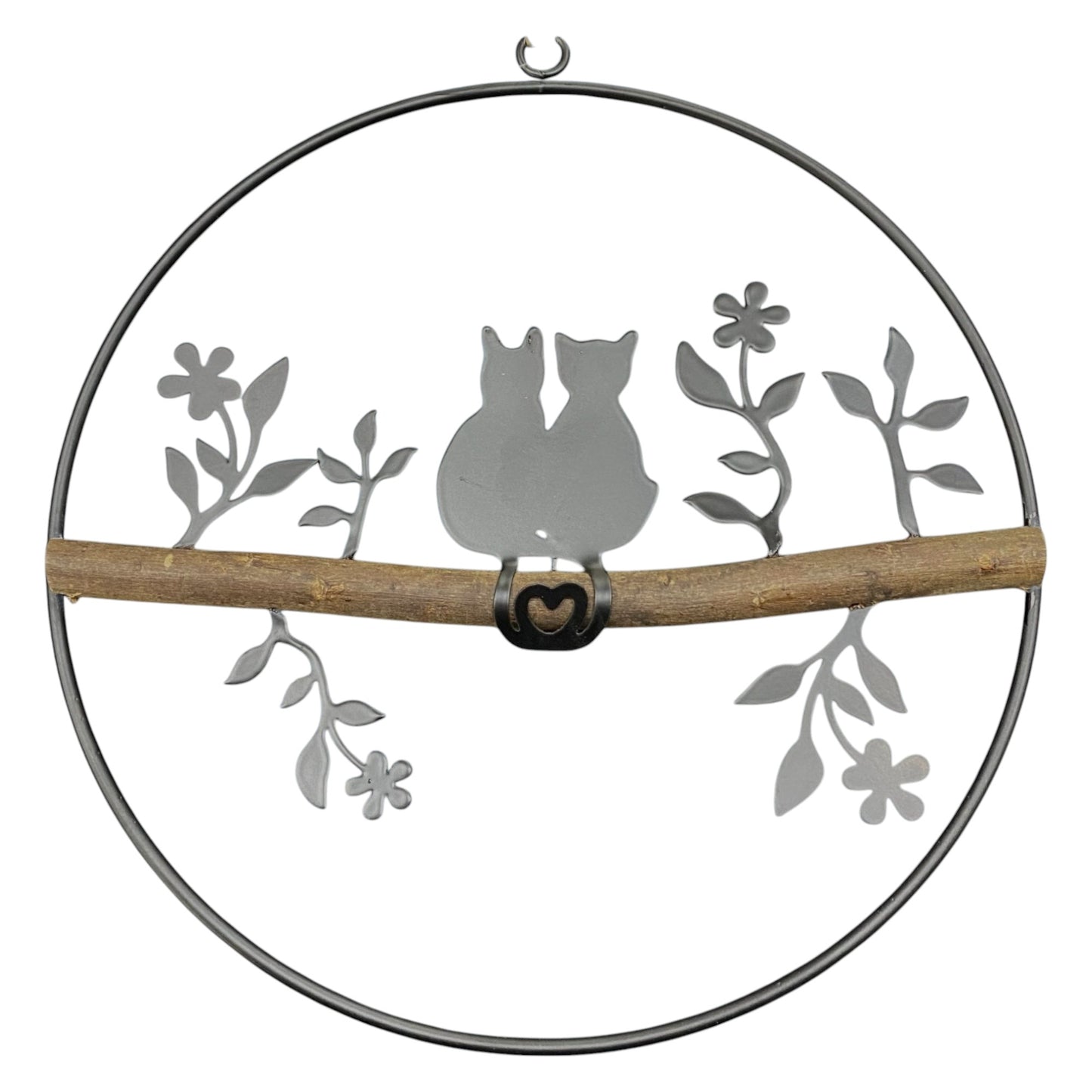 Ein Dekohänger aus einem Metall-Kreis mit Katzenpaar und Holzstange als Fensterdekoration zum Aufhängen vor weißem Hintergrund.