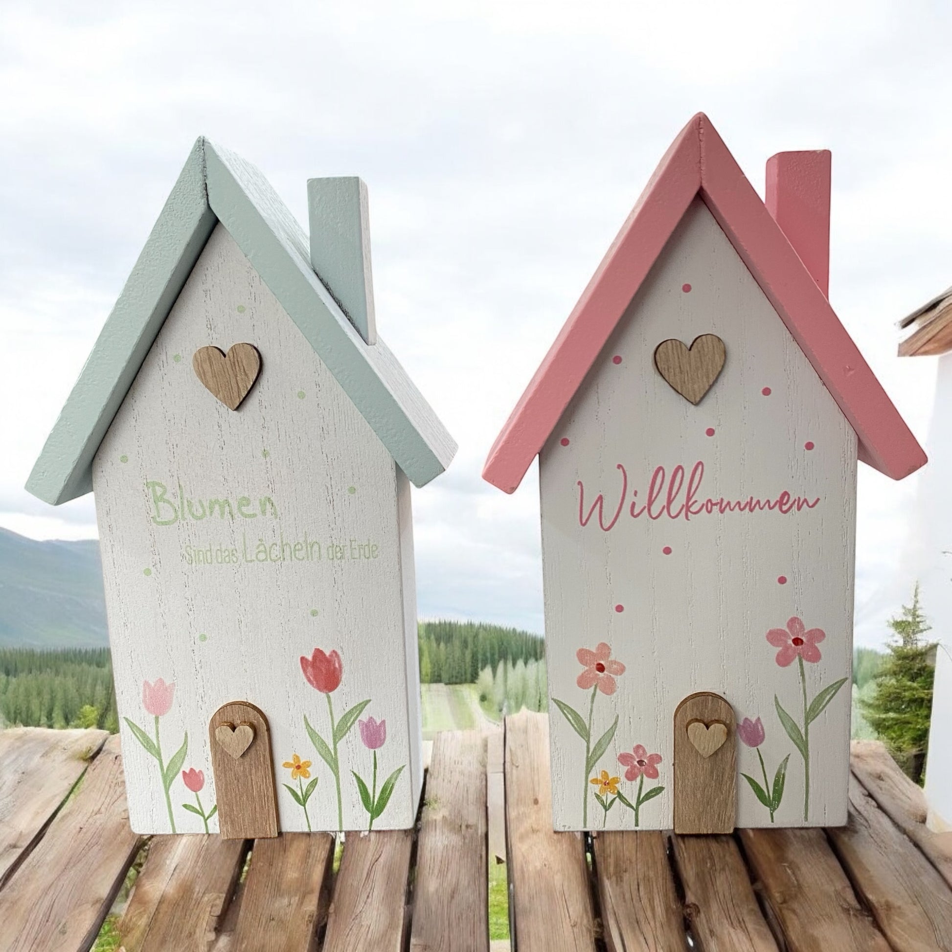 Zwei Deko Holz Häuser Aufsteller in Rosa oder Blau als Frühlingsdeko Holz mit Blumenmotiven und Herzdekor im Ambiente