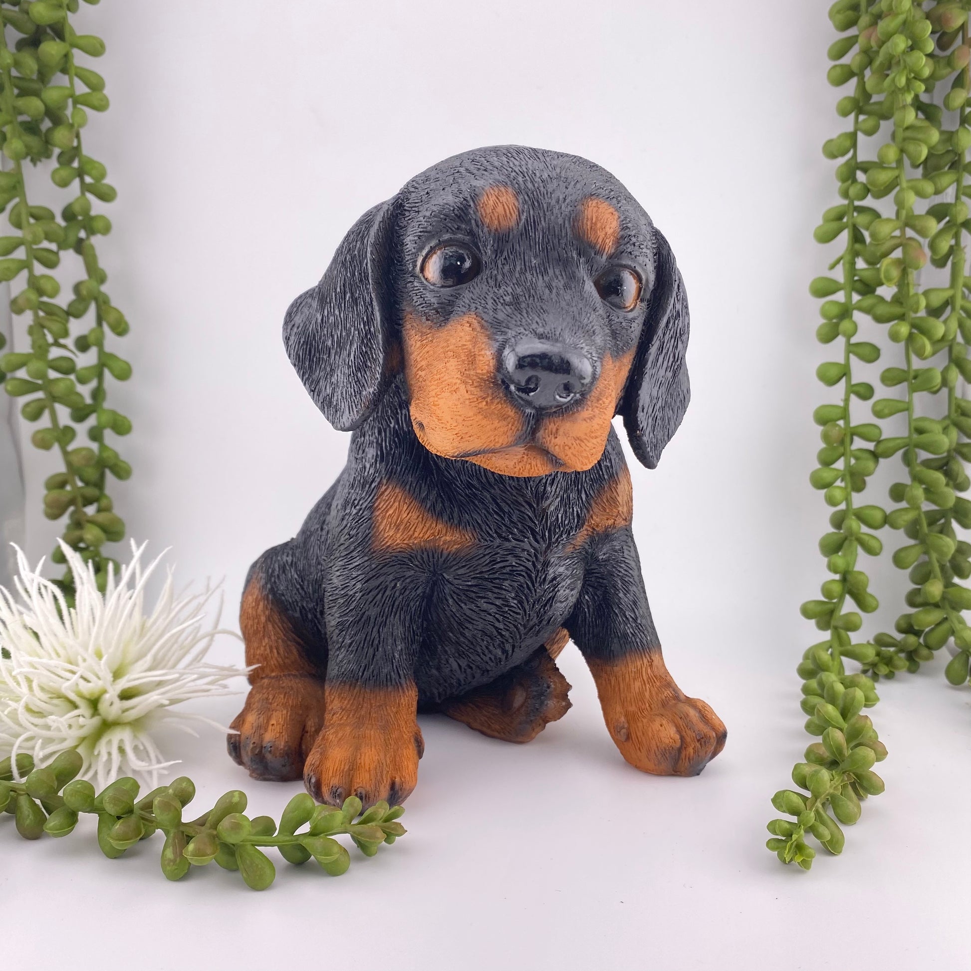 Braun schwarzer Dekohund im Ambiente platziert