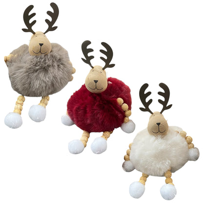 Drei sitzende Elchfiguren mit braunen Geweihen und flauschigen Körpern in Grau, Rot und Weiß.