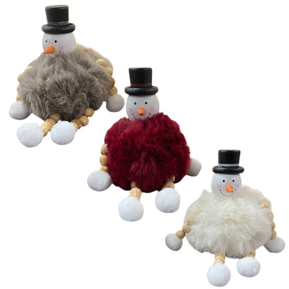 Drei sitzende Schneemannfiguren mit schwarzen Hüten und flauschigen Körpern in Grau, Rot und Weiß.