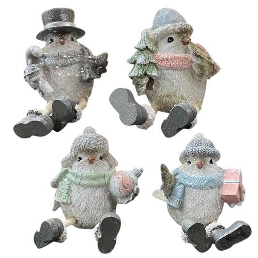 Vier sitzende Vogel-Figuren in Winterkleidung mit verschiedenen Accessoires: Zuckerstange, Tannenbaum, Christbaumkugel und Geschenk
