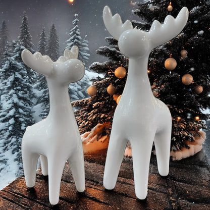 Zwei weiße Elchfiguren aus Keramik in unterschiedlichen Größen mit schlichtem, modernem Design im Ambiente