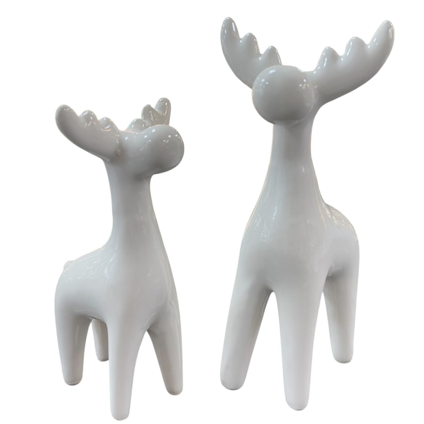 Zwei weiße Elchfiguren aus Keramik in unterschiedlichen Größen mit schlichtem, modernem Design.