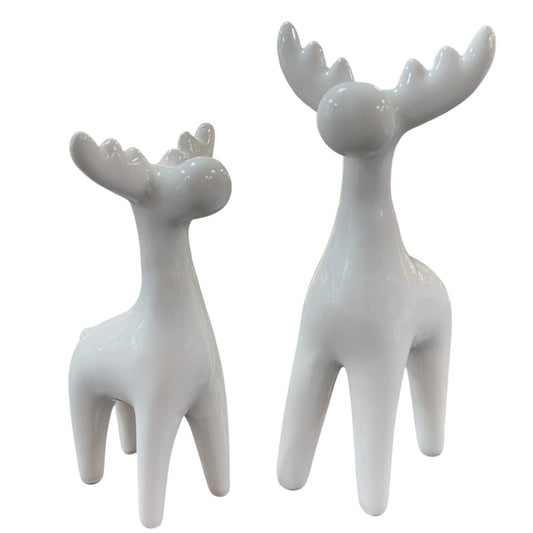 Zwei weiße Elchfiguren aus Keramik in unterschiedlichen Größen mit schlichtem, modernem Design.