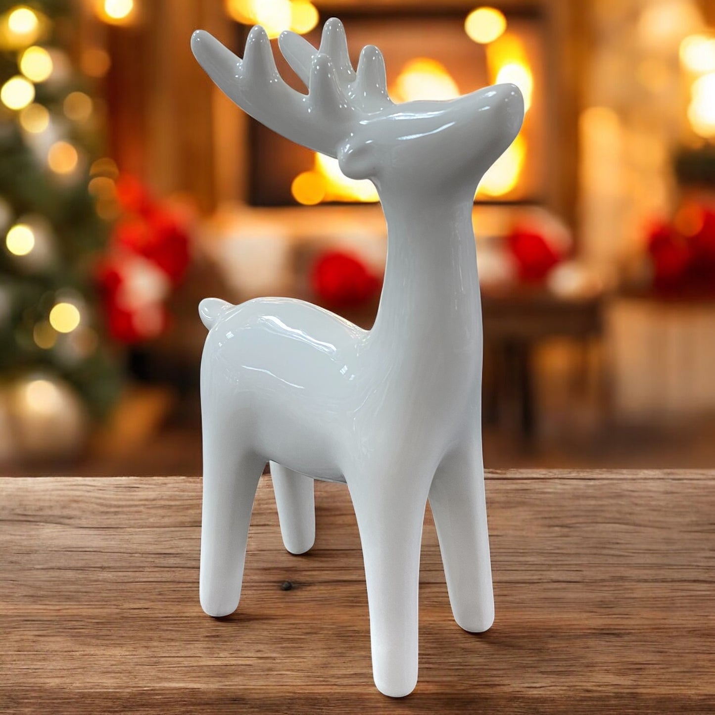 Keramik Deko Hirsch in Cremeweiß als elegante Dekofigur vor gemütlich beleuchtetem Hintergrund arrangiert.