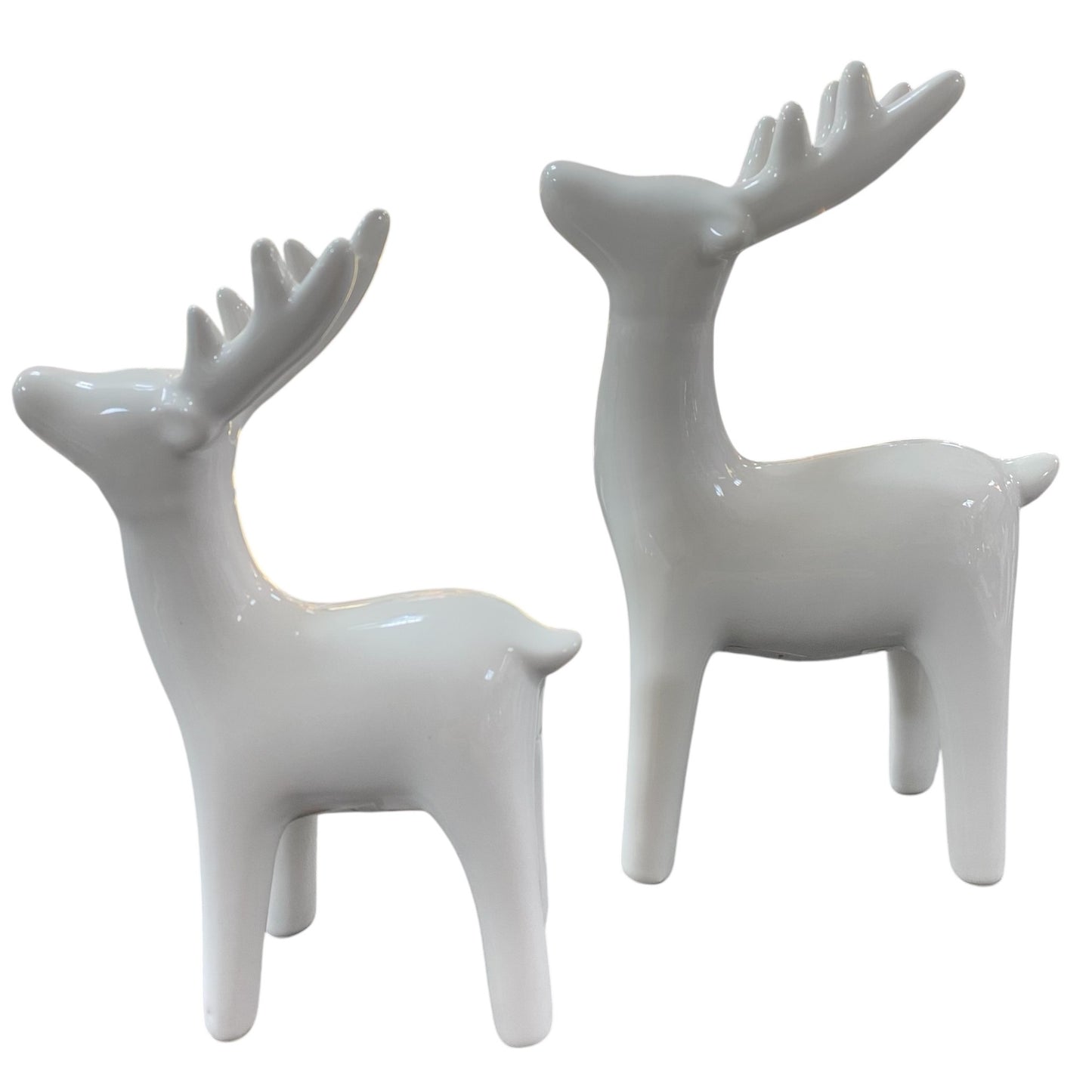Zwei elegante Hirschfiguren aus cremeweiß glasierter Keramik, stilvolle Winter- und Weihnachtsdekoration.