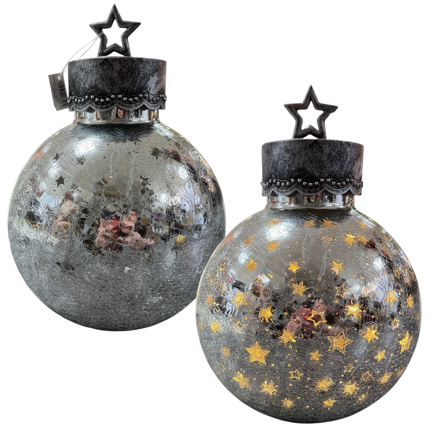 Elegante Dekokugel aus silberfarbenem Glas mit feiner Rissstruktur und dekorativen Sternmotiven. Die Oberfläche reflektiert das Licht stilvoll und sorgt für eine festliche, winterliche Atmosphäre.