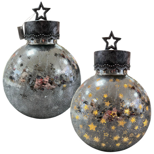 Elegante Dekokugel aus silberfarbenem Glas mit feiner Rissstruktur und dekorativen Sternmotiven. Die Oberfläche reflektiert das Licht stilvoll und sorgt für eine festliche, winterliche Atmosphäre.