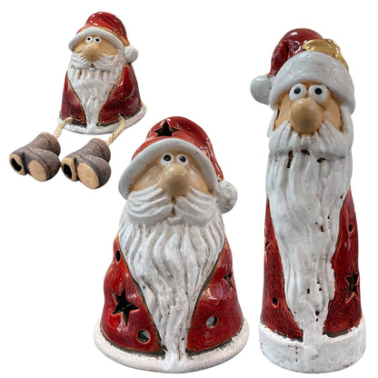Drei Weihnachtsmannfiguren aus Keramik mit rotem Mantel und weißem Bart, eine als Kantenhocker, zwei als Teelichthalter.