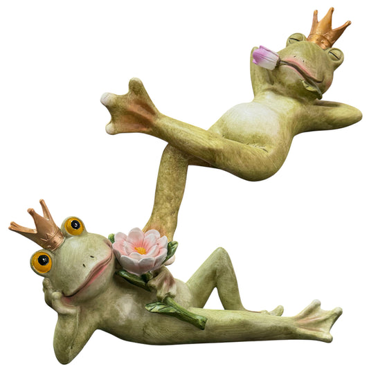 Zwei grüne Froschkönig-Dekofiguren mit goldenen Kronen und rosa Blüten vor weißem Hintergrund.