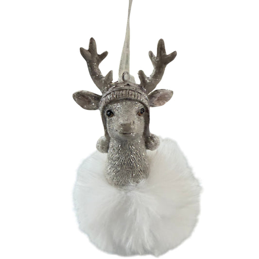 Hängedekoration in Form eines Rentiers in Silber mit weißer Plüschkugel, freigestellt vor weißem Hintergrund, mit Aufhänger.
