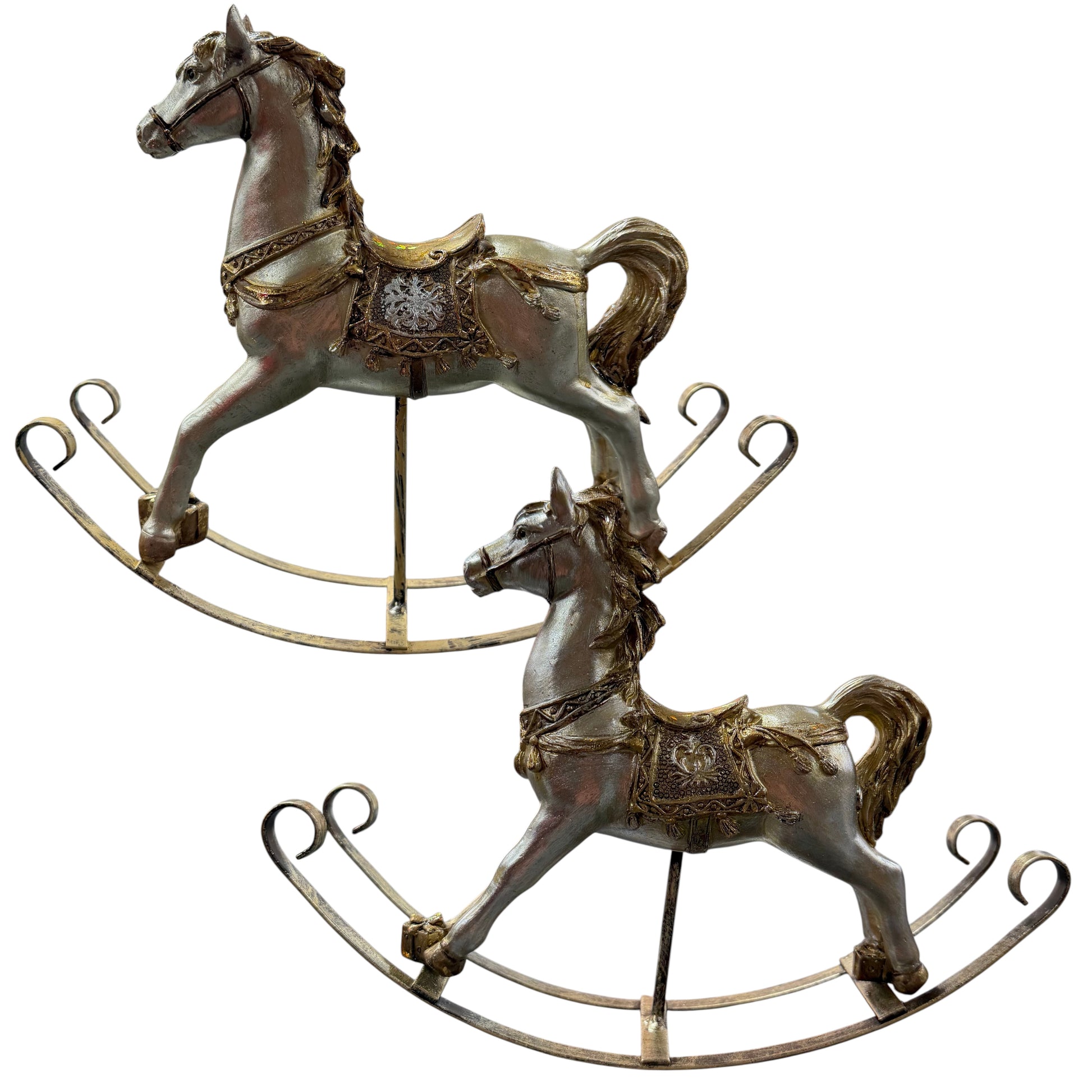 Zwei dekorative Schaukelpferde in gold-champagnerfarbenem Vintage-Design mit verzierten Sätteln stehen auf gebogenen Metallkufen vor neutralem Hintergrund.