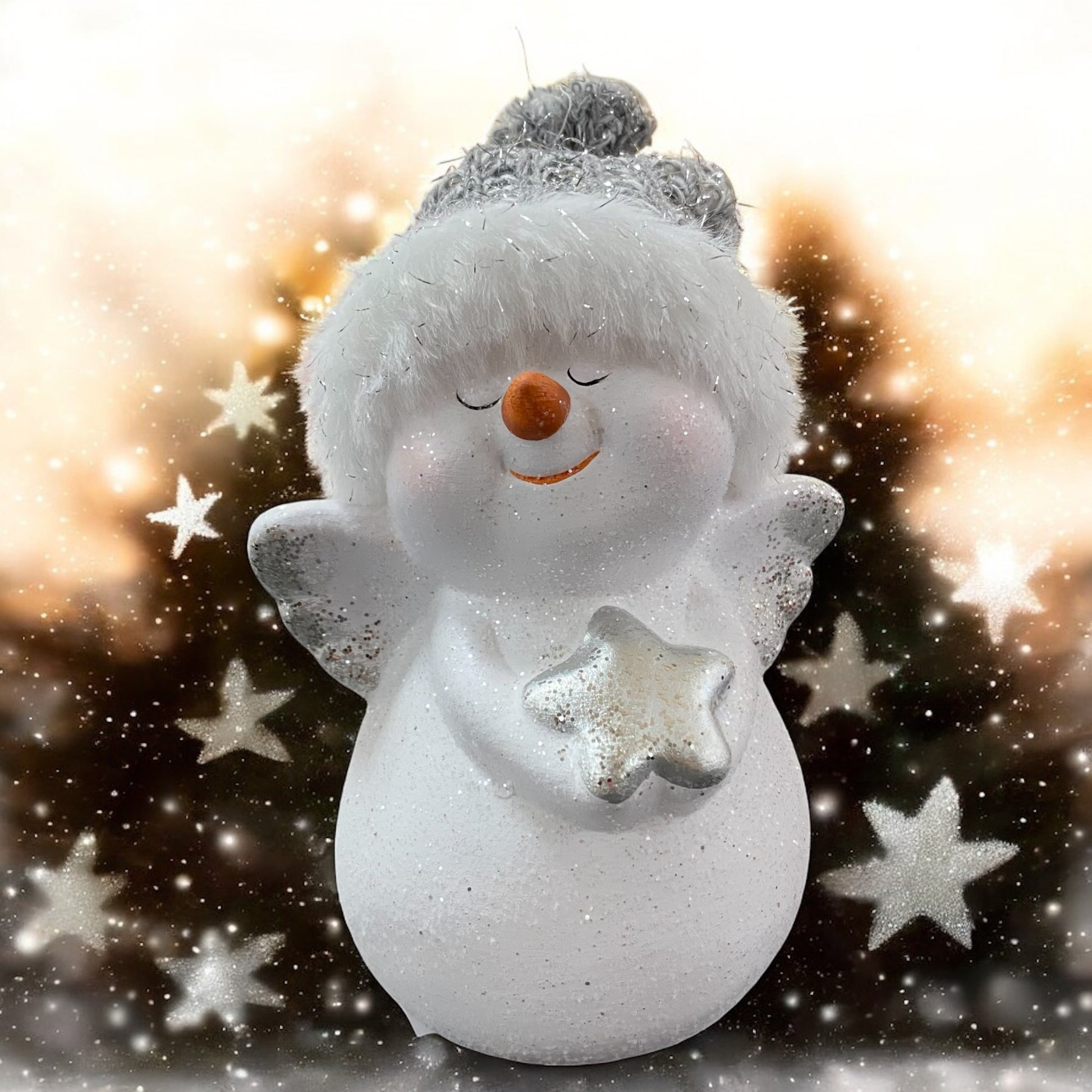 Keramik-Schneemann mit silbernem Stern in den Händen, vor festlich beleuchtetem Hintergrund mit glitzernden Sternen.