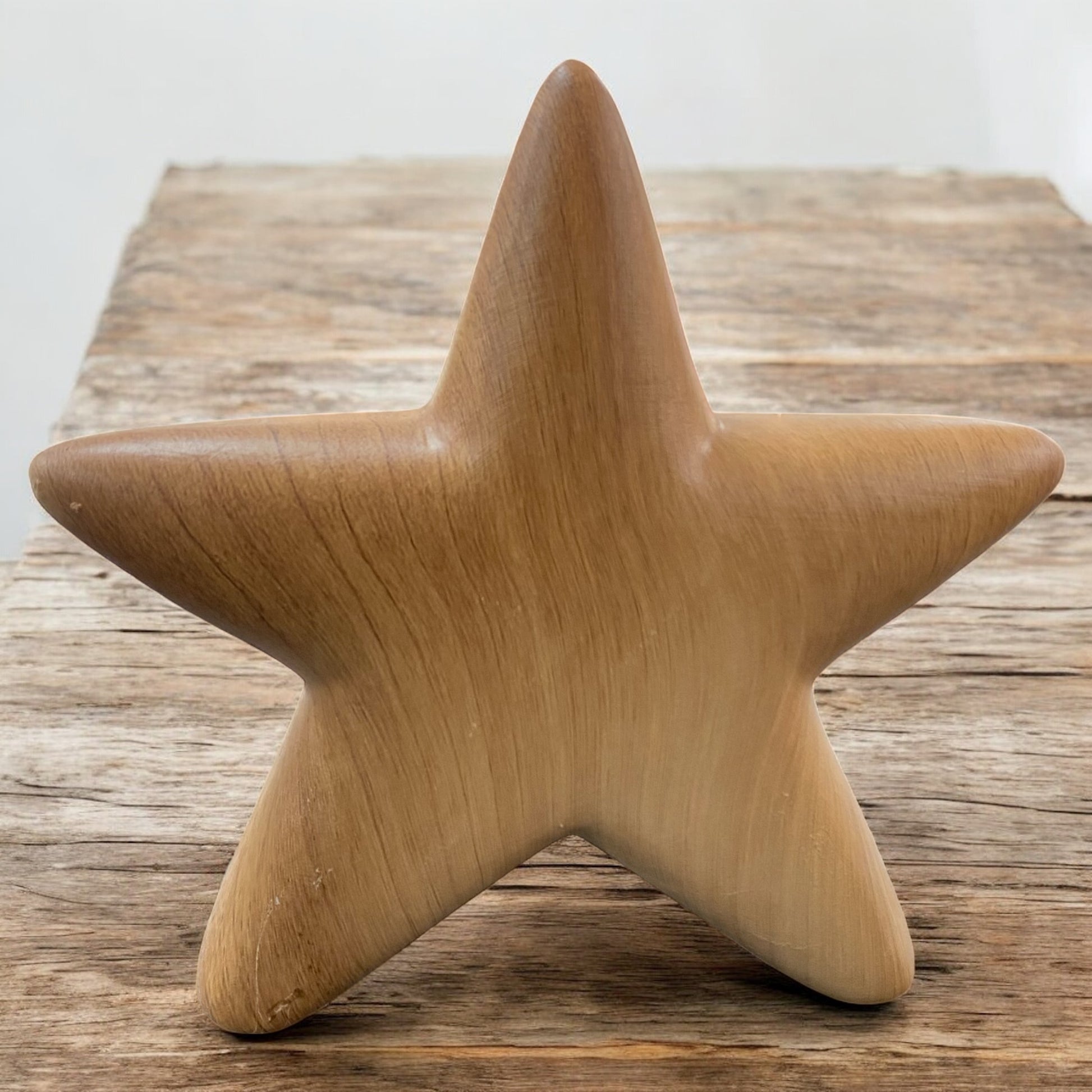 Formano Holzstern in Naturfarbe, dekorativer Aufsteller auf Holztisch im modernen Wohnstil.