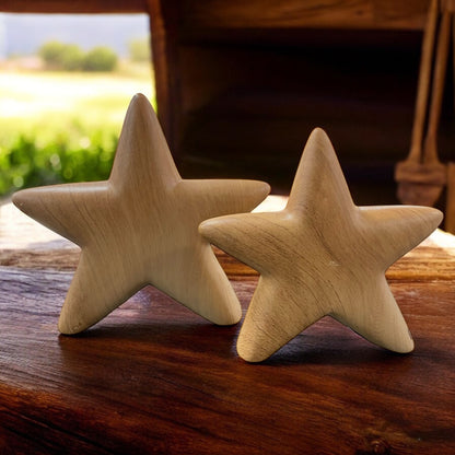 Formano Holzsterne in zwei Größen, natürliche Deko auf rustikalem Holztisch im warmen Ambiente.