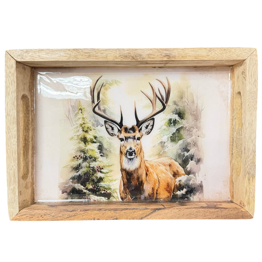 Rechteckiges Tablett mit hellem Holzrahmen und integrierten Griffmulden an den Seiten. Innenfläche mit Motiv eines Hirsches vor winterlicher Landschaft mit Bäumen und Schnee, freigestellt vor hellem Hintergrund.