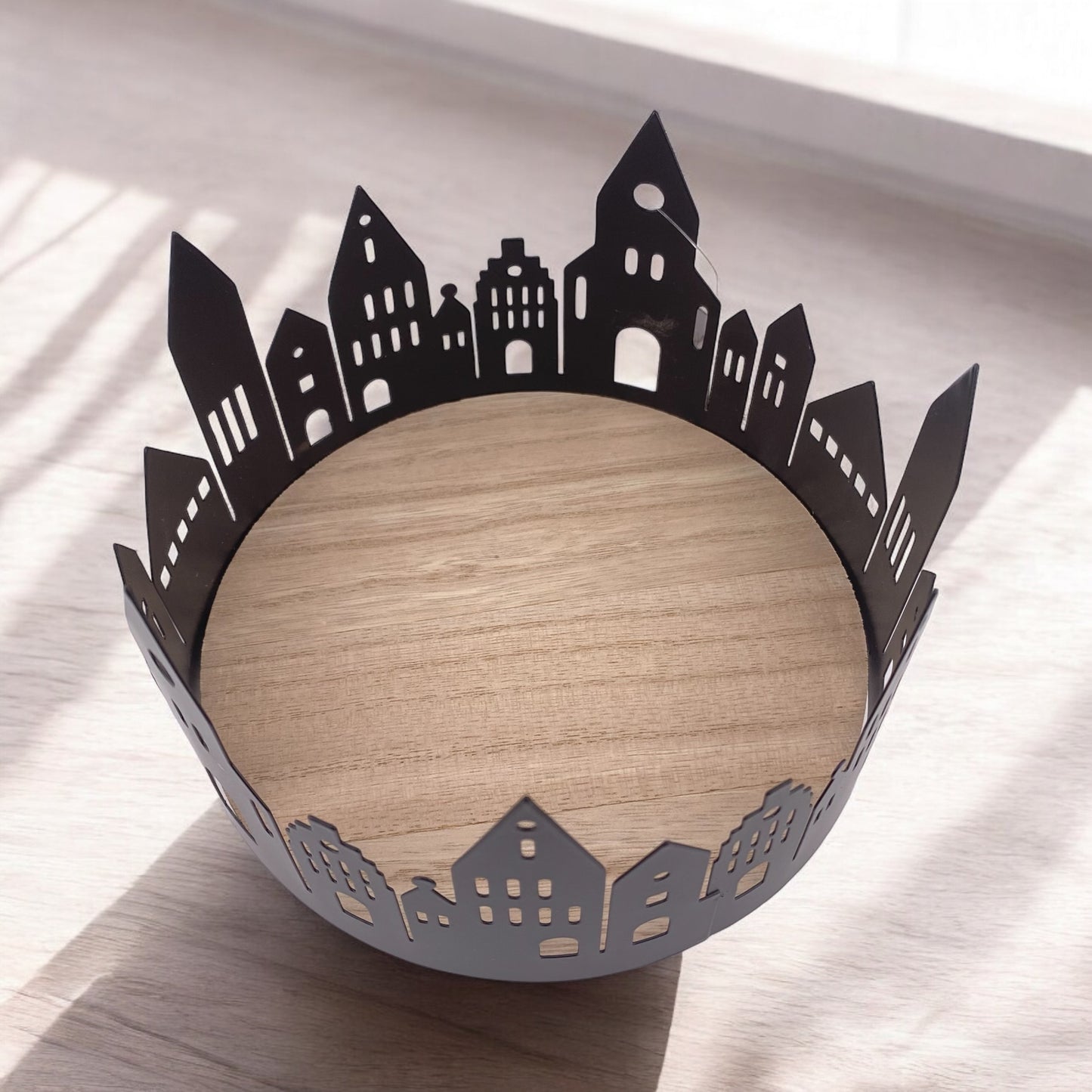 Holztablett mit Metallhäuserrand in schwarz im Ambiente