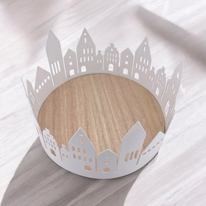 Holztablett mit Metallhäuserrand in weiß im Ambiente