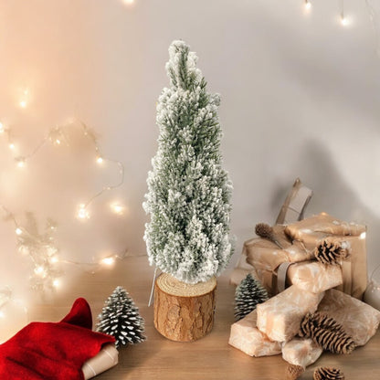 Deko Tannenbaum-Aufsteller in realistischem Design auf Baumstamm Holzsockel, mit Schnee, im Ambiente