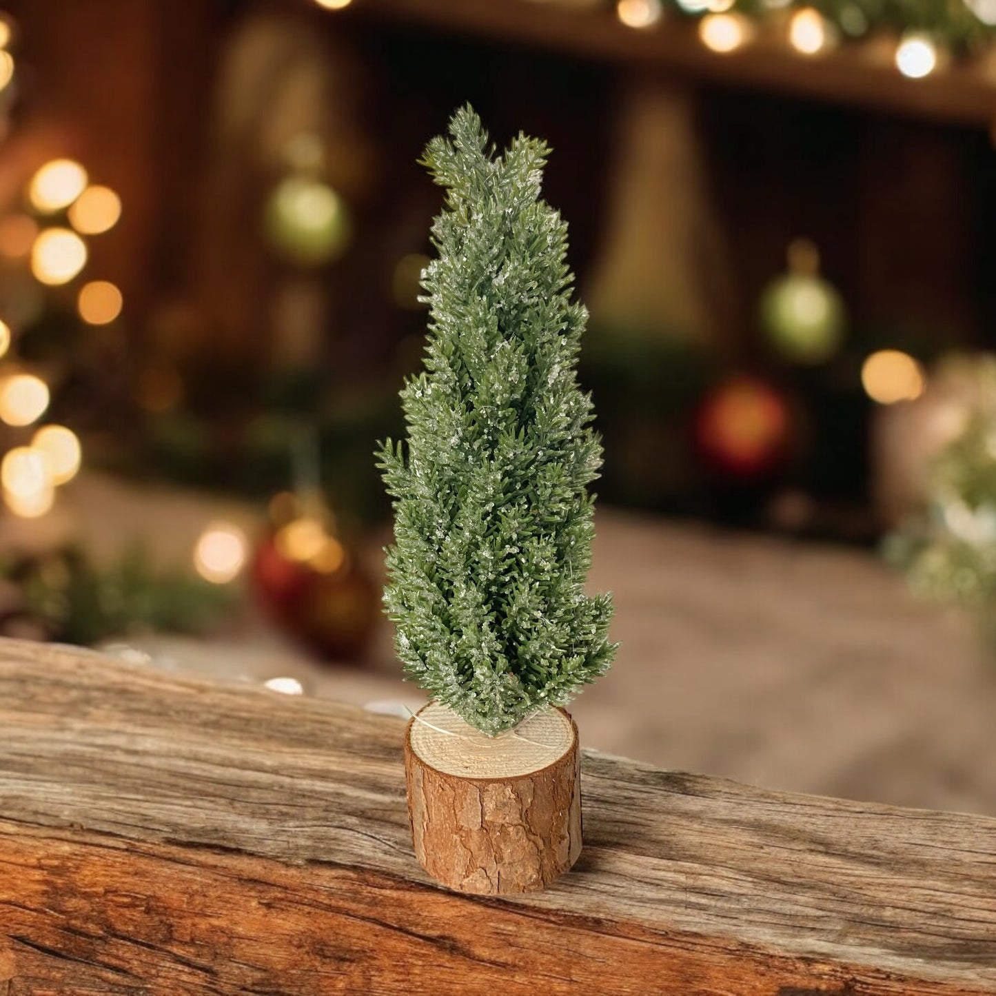 Deko Tannenbaum-Aufsteller in realistischem Design auf Baumstamm Holzsockel, im Ambiente