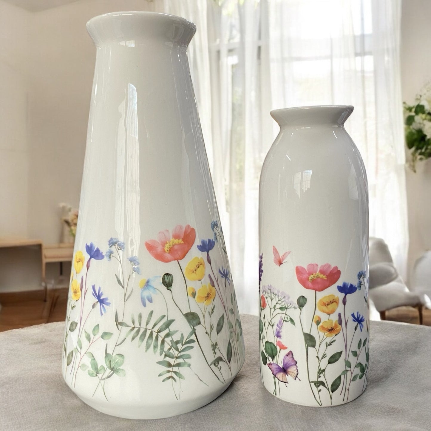 Zwei creme-weiße Formano Dekovase mit Blumenmuster  aus Keramik mit detailreichem Blumenmotiv im Ambiente