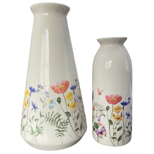 Zwei creme-weiße Formano Dekovase mit Blumenmuster  aus Keramik mit detailreichem Blumenmotiv