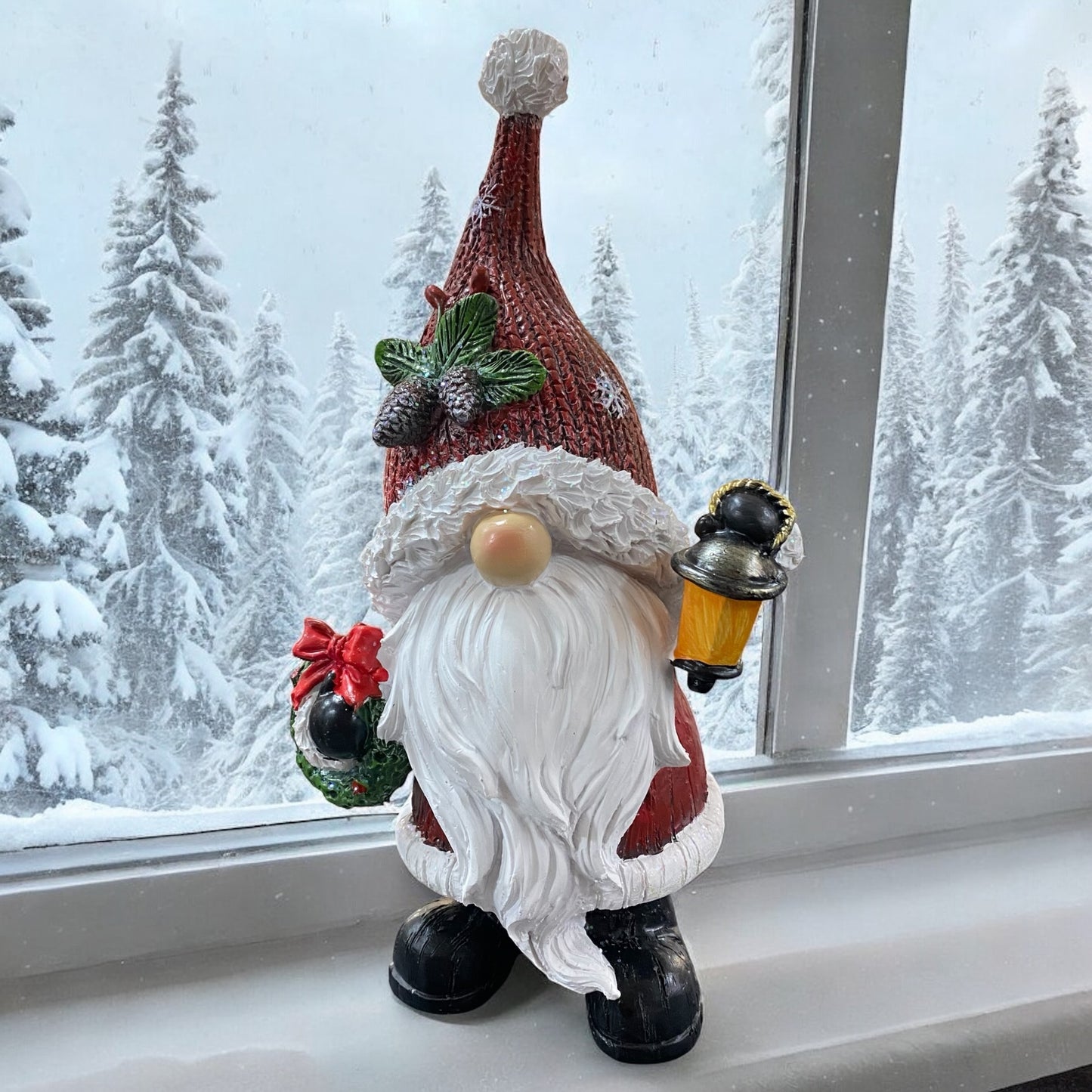 Formano Weihnachtswichtel mit roter Mütze und Laterne, winterliche Fensterdekoration im Schnee.