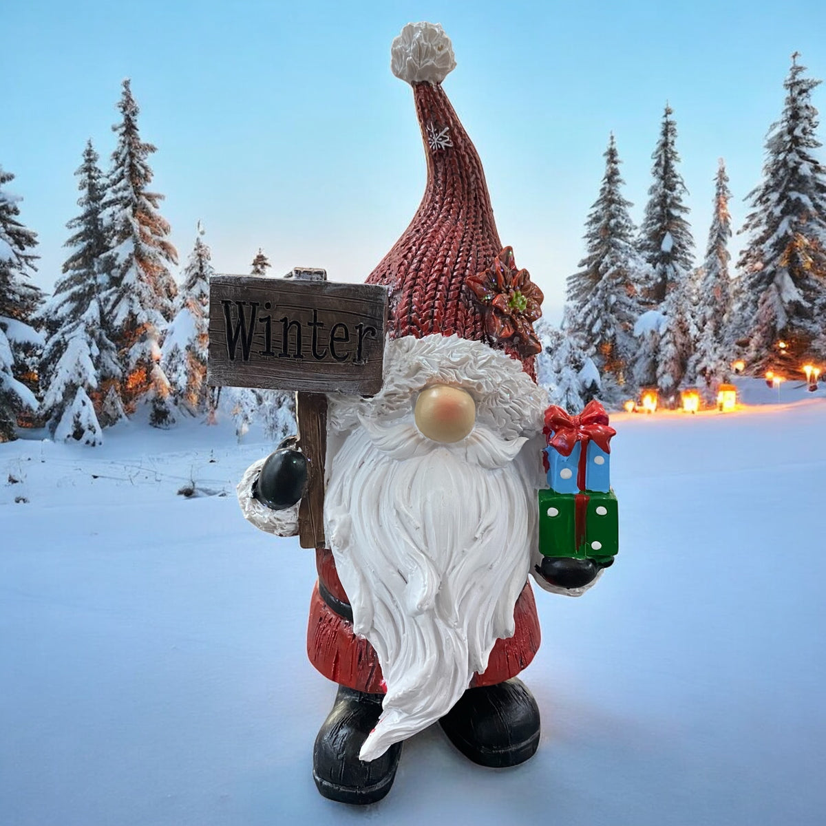 Formano Deko-Wichtel mit Geschenken und Winter-Schild, auf verschneitem Fensterbrett vor Tannenlandschaft.