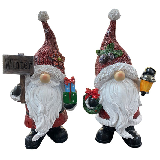 Formano Weihnachtswichtel mit roter Zipfelmütze, weißem Bart und Dekoration, einer mit Laterne, einer mit Geschenken und Winter-Schild.