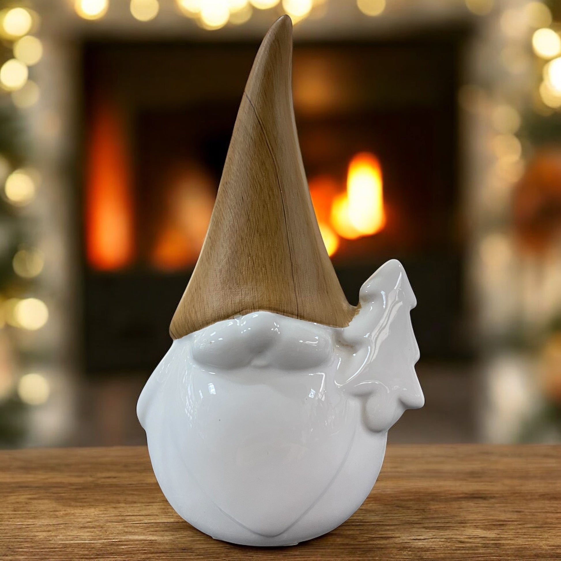 Formano Deko-Wichtel mit Holzoptik-Mütze und Tannenbaum, weihnachtliche Keramikfigur vor Kaminbeleuchtung.
