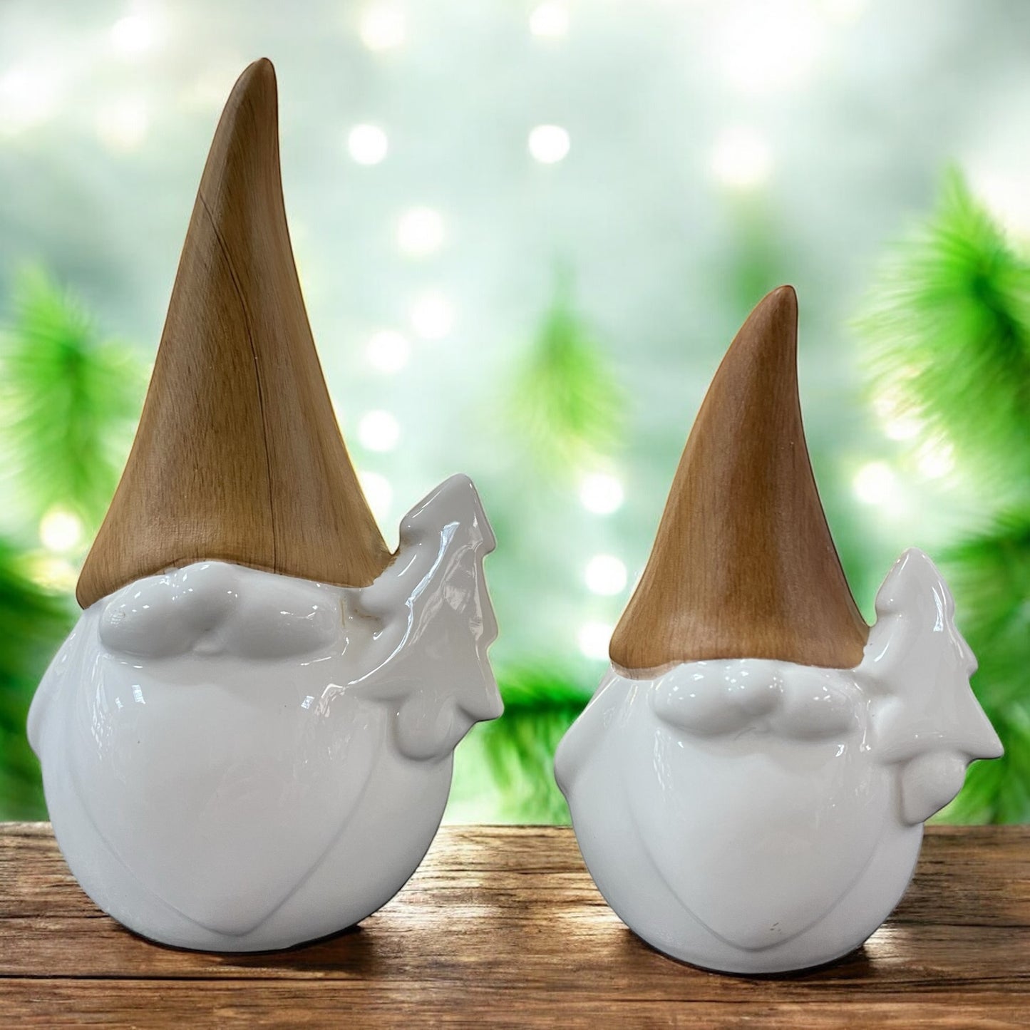 Formano Keramik-Wichtel in Weiß mit Mütze in Holzoptik, dekorativ im weihnachtlichen Ambiente arrangiert.