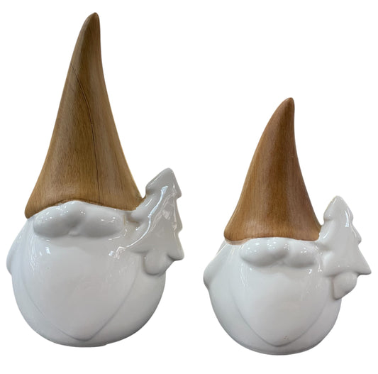 Formano Weihnachtswichtel aus Keramik in Weiß mit Holzoptik-Mütze und kleinem Tannenbaum, in zwei Größen.