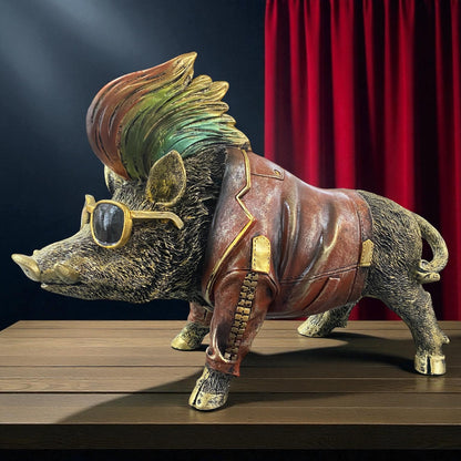 Seitliche Ansicht einer modernen Wildschweinfigur mit bunter Irokesenfrisur und goldenen Akzenten im Ambiente