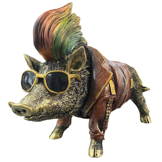 Ausgefallene Dekofigur Wildschwein im modernen Design mit Sonnenbrille, Lederjacke und bunter Irokesenfrisur.